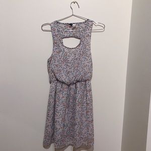 Divided sleeveless floral Dress with cinched elastic waist and scoop neck